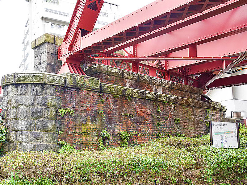 【江東】鉄道史研究の第一人者・小野田さんと、大都会の“忘れられたローカル線”を追え～赤煉瓦の橋台、東京唯一の非電化路線…下町に遺る近代化遺産群をいく～