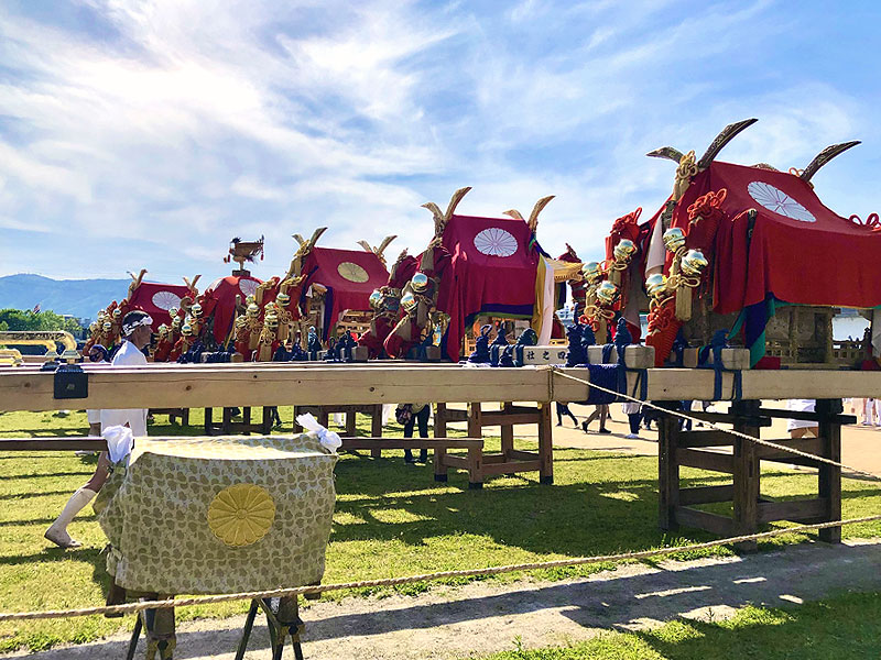 【松尾祭】六基の神輿が桂川を渡る！松尾祭のハイライト「船渡御」へ～勇壮でおおらか、王朝時代より続く松尾の神幸祭～