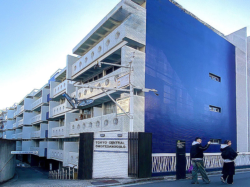 【青山】お洒落な街の「シブビル」巡り、モダニズム巨匠たちの名作が大集合～『東京人』元副編集長と、“世界のタンゲ”傑作建築から岡本太郎自邸まで～