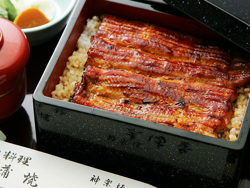 【神楽坂】老舗うなぎ割烹で貸切落語会！女性噺家・三遊亭遊七と、花街の迷宮へ〜芸者新道から見番横丁まで、古典落語「鰻の幇間」上演！名物うな重付き〜