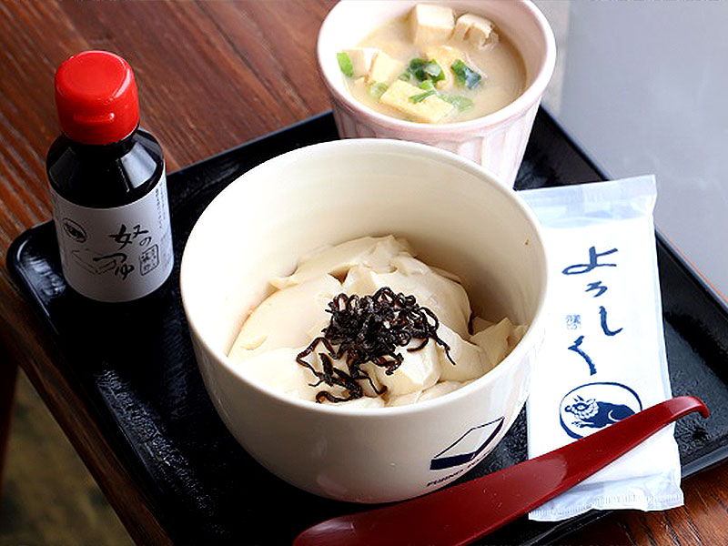 【北野】天神さんの門前町へ！豆探検家五木さんと、京の味を食べ歩きツアー～製餡所あんこ食べ比べ、門前の名物餅、サクサクお揚げさん、ふわトロおぼろ丼～