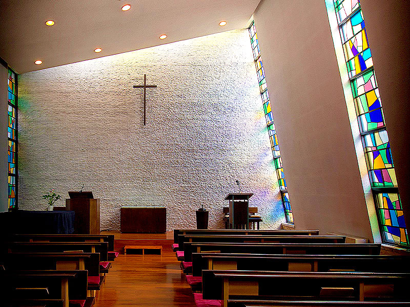 【世田谷】一度は訪れたい東京3つの教会めぐり、美術家と祈りの聖堂を拝見～七色の光さすステンドグラス、ルルドの洞窟、米軍かまぼこ兵舎まで～
