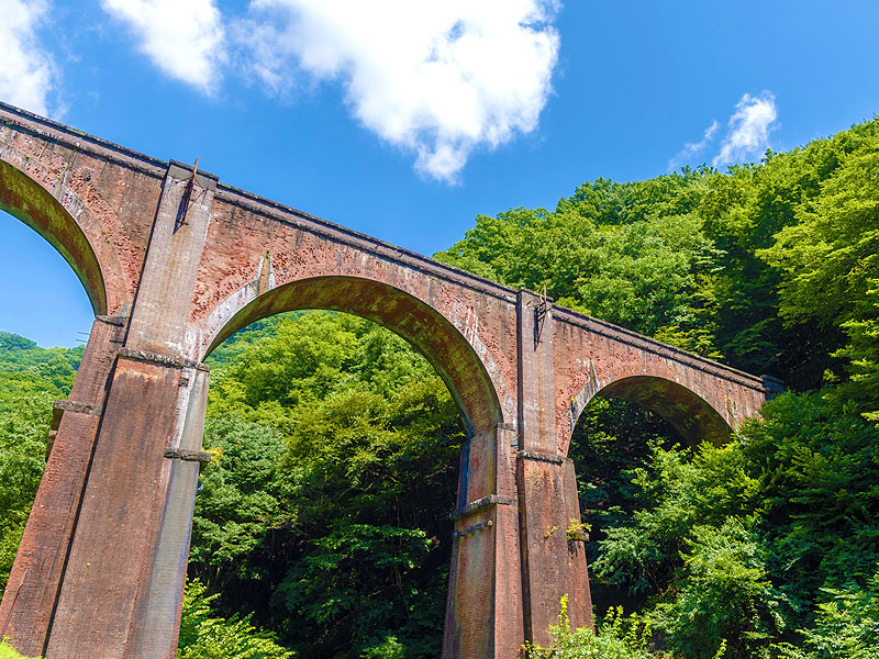 【碓氷峠】新緑が包む、幻のアプト式廃線跡へ！日本初の重文・近代化遺産群をいく〜日本最大の煉瓦アーチ橋、絶景のダム湖まで、トロッコ列車で駆け抜けろ～