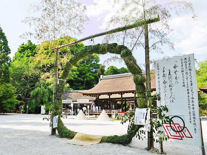 【夏越の大祓】神職とめぐる上賀茂神社、茅の輪くぐりと国宝本殿特別参拝～結界を越えて神域へ！陰陽石、人形祓い、小川流れる曲水庭園まで～