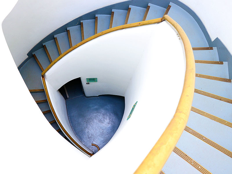 【東京日仏学院】コルビュジエ愛弟子・坂倉準三の代表作へ！非公開「坂倉の塔」特別見学～⽇本とフランス建築の“恋愛関係”！？藤本壮介の新校舎、フレンチランチに舌鼓～