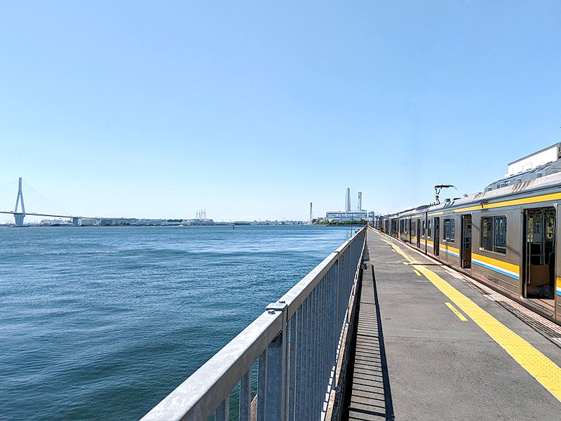 【鶴見線】徒歩0秒の絶景オーシャンビュー！都会のローカル線ぶらり秘境下車の旅〜出られない”海の駅！？時の止まった高架駅、圧巻の京浜工業地帯まで～