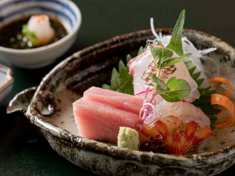 【魚三楼】大名屋敷ご用達の高級魚専門料亭へ、十代目若主人が特別案内～「鳥羽伏見の戦い」の痕跡、奥深き料亭の世界、初夏の京料理に舌つづみ～