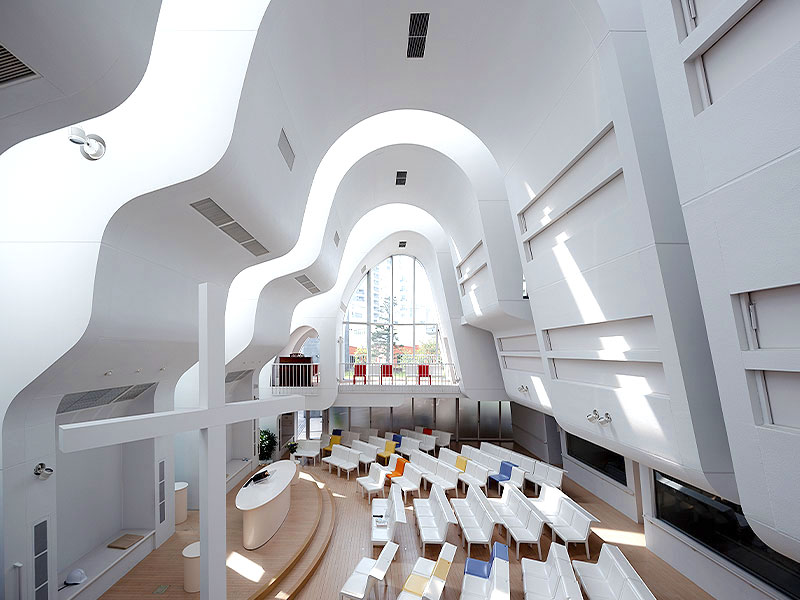 【青山】一度は訪れたい東京2つの教会めぐり、美術家と祈りの聖堂を拝見～まるで雲！？斬新すぎる礼拝堂、世界的建築家・槇文彦「光の壁」へ～