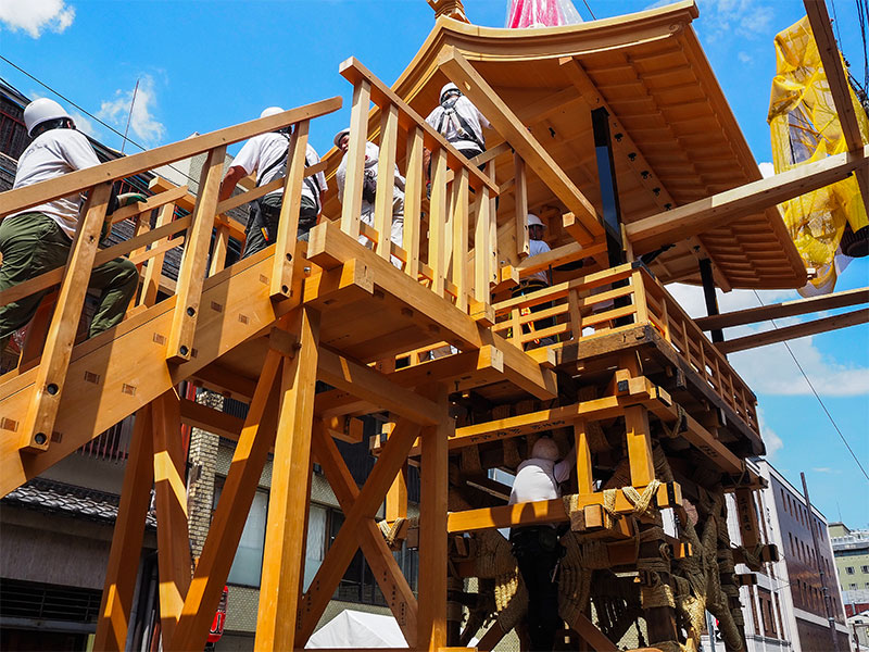 【祇園祭・松取式】北観音山VS南観音山、運命の伝統神事！真木選びの瞬間へ～当たりクジはどちらの手に？縄がらみの職人技、いよいよ始まる後祭の山鉾建て～～