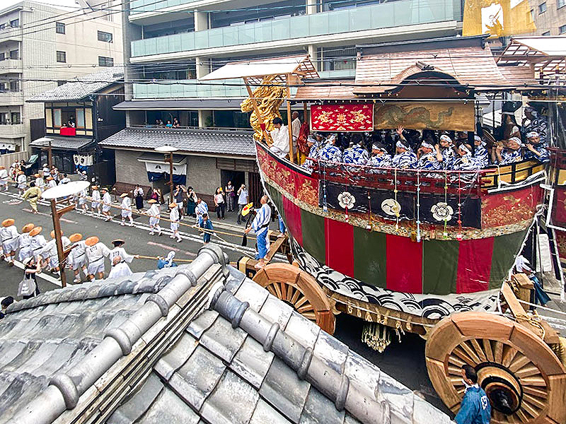 【祇園祭・鉾見台】憧れの特等席「鉾見台」貸切！鷹山の辻回し＆眼前を進む山鉾を堪能～本番直前に高揚する山鉾町、豪商目線で巡行に向かう巨大山鉾を拝見～