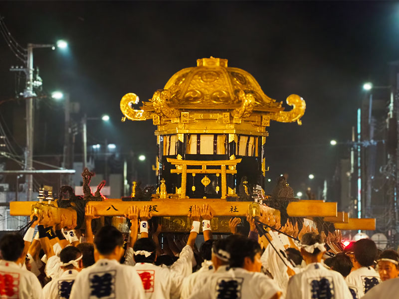 【サロン限定】祇園祭「神輿洗」の特等席へ！東華菜館から、幻想の神事を拝見～大松明をかつぐ男衆、裸神輿が鴨川へ！祇園祭の主役を清める火と水の祭り～