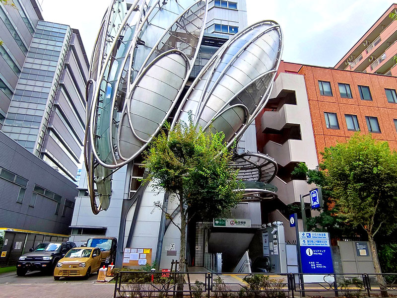 【大江戸線】建築家＆芸術家のユニーク駅が数珠つなぎ！美術ライターと途中下車の旅～昆虫のようなサイバー駅！？ガラスのトンネル駅、ホーム一面の大壁画まで～