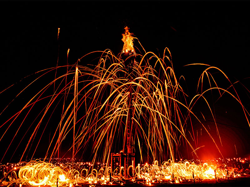【広河原松上げ】夏夜を焦がす“山国の火祭”へ！前会長＆林業女子と松上げ特別ツアー～祭り支度の集落から圧巻ツッコミ、千の炎が弧を描く一夜限り火の神事～