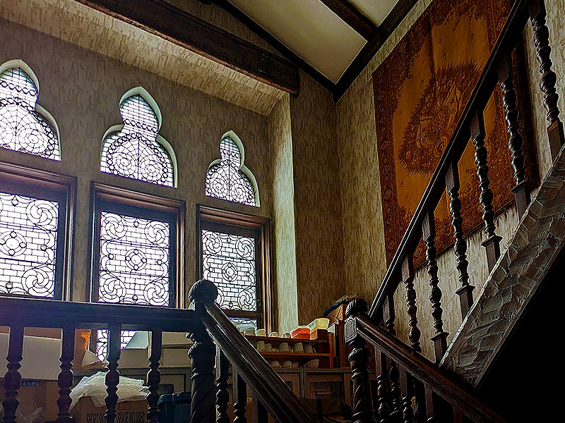 【工房チェリ】タイタニック時代の豪華客船内装、英国チューダー様式の洋館を拝見～漆芸作家が憧れた夢、世界でも珍しい金唐革とステンドグラスの工房へ～