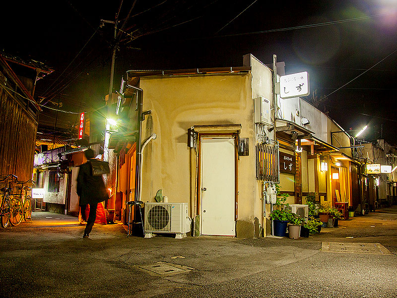 【京都路地裏研究所】四条大宮の盛り場探検！路地奥のディープ酒場で一杯～伝説の任侠が生んだ歓楽街！？特濃のF字型路地・寛遊園、新宿会館まで～