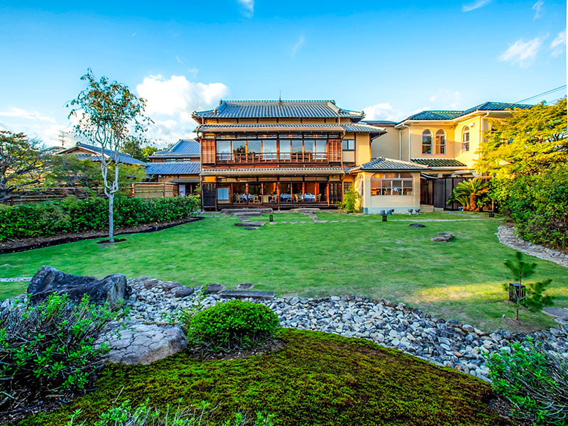 【宇多野別墅】御屋敷町の大邸宅を貸切拝見！スパニッシュ洋館＆重森三玲の芸術庭園へ～600坪超える大庭園、アールデコ調の意匠、財界人が暮らした数寄屋造りの豪邸～