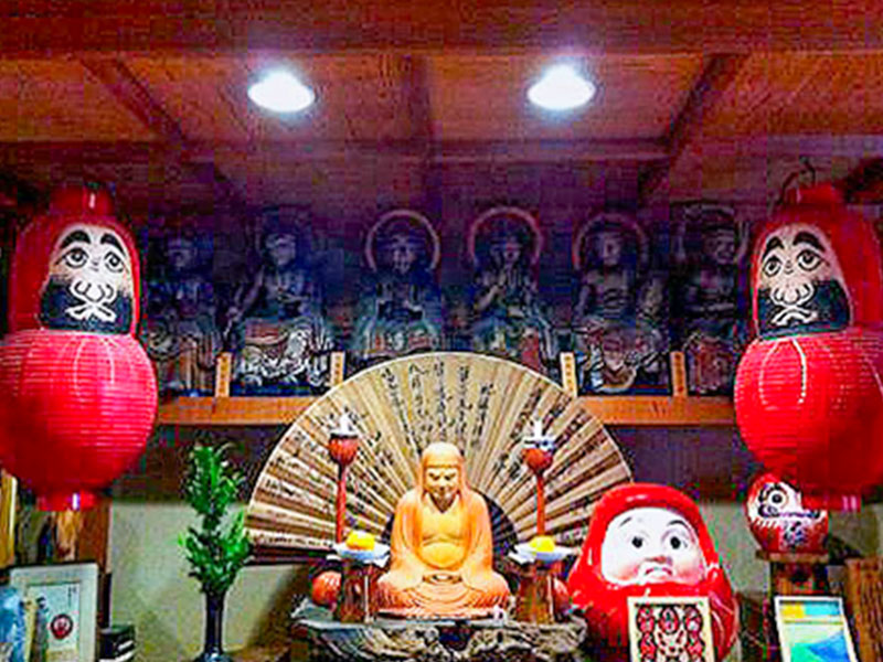 【法輪寺】だるま8000体！仏像ナビゲーターと、だるま寺の美仏じっくり拝観～屋根に天井、お庭もダルマ尽くし！美し十一面観音、黄金の等身涅槃像まで～