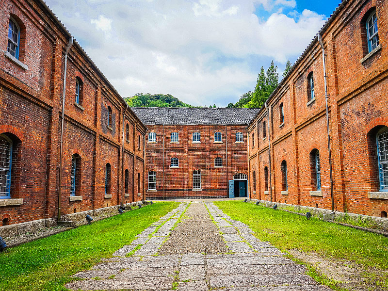 【舞鶴】日本海唯一の軍港都市へ！非公開、旧海軍鎮守府レンガ建築に特別潜入～ド迫力イージス艦、今も残る官舎群、女将さん再現・海軍レシピで昼食を～