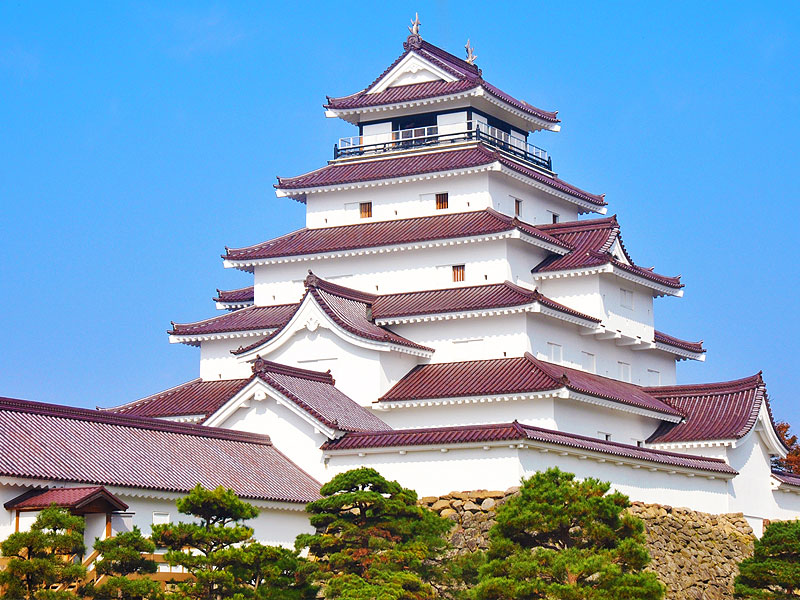 【会津若松城】日本唯一、赤瓦まとう天守へ！初代城マニア王と“鶴ヶ城”攻略ツアー～「戊辰戦争」死闘の舞台！東日本最大級の高石垣、会津わっぱ飯から城下町まで～