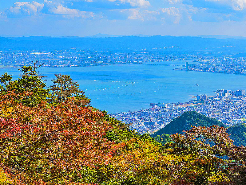 【比叡山】最澄が開いた日本仏教の母山、森の案内人と延暦寺三塔巡礼ツアー～無数の「谷」が構成する山岳宗教都市、根本中堂から最澄「衣の森」をいく～