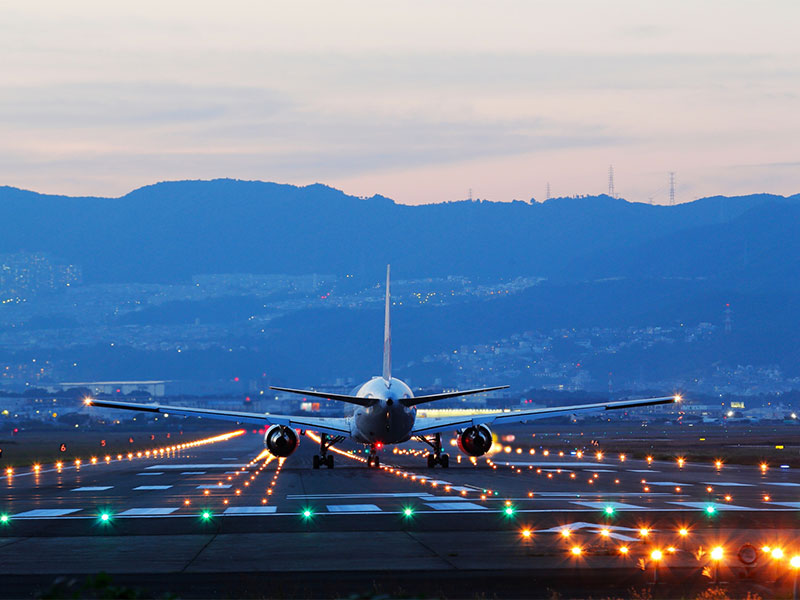【伊丹空港】“飛行機ファンの聖地”へ！都市土木の結晶「伊丹空港」を解き明かせ～大都会を飛び立つ唯一無二の絶景、“伊丹カーブ”から着陸間近を望む穴場まで～