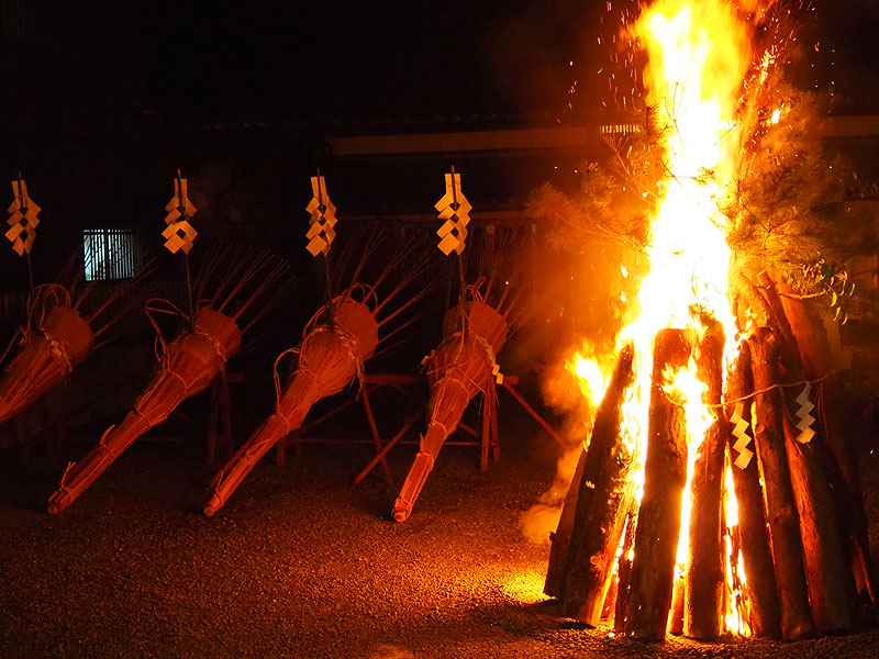 鞍馬の火祭】最高難度「京都三大奇祭」特等席へ！一夜限り“炎の饗宴”に
