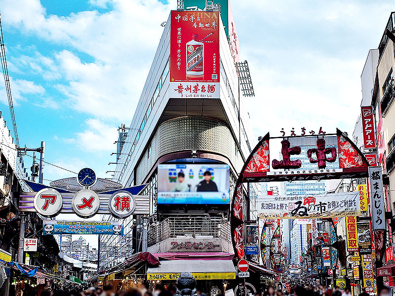 【上野アメ横】名物代表理事・千葉さんといく、アメ横特別潜入＆食べ歩きツアー～闇市まるごと移転ビル！？アメ横シンボルの屋上へ、東京で最もアツい街～