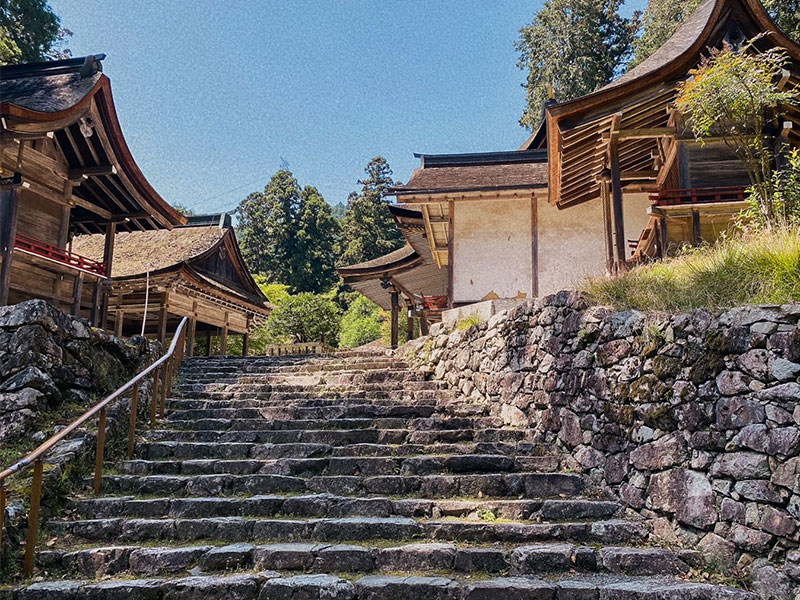 【穴太衆】十五代穴太衆頭と、石積の宗教都市へ！信長が重用した伝説石工たちの故郷～戦国の築城を担った“超”職人集団、野面積のまち坂本、本宅前庭を特別見学～