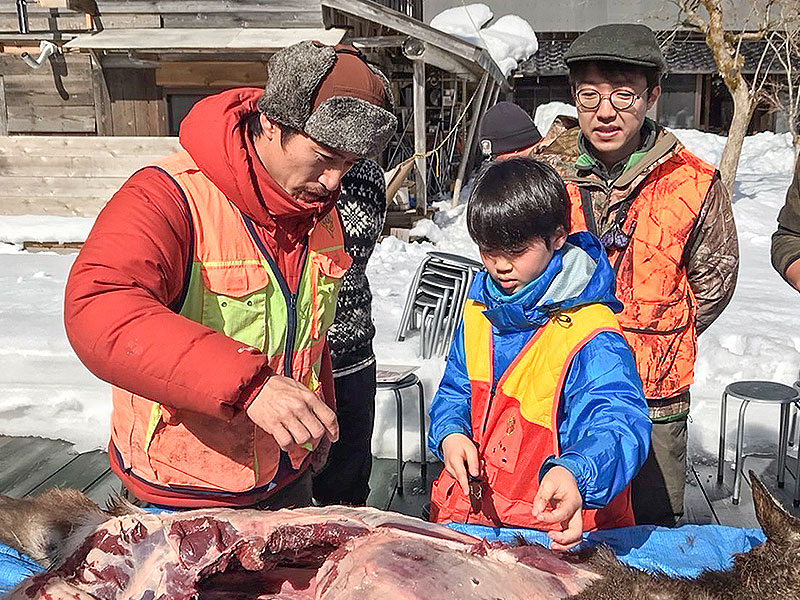 【花脊】野生の鹿を獲って、捌いて、喰らう！猟師さんと狩猟体験＆ジビエBBQ～京の秘境、狩猟の現場へ！一頭まるごとシカ解体、古民家で大自然をいただく～