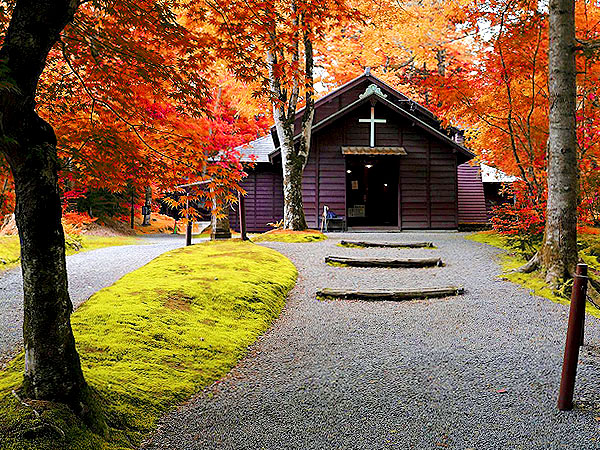 【軽井沢】紅葉に染まる日本一の別荘地、モダン建築立ち並ぶ“森の町”をいく～絶景の碓氷峠、錦秋が包む山荘建築…皇族たちが過ごす憧れの高原へ～