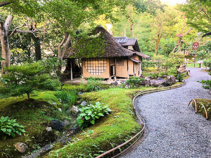 【高台寺】おにわさんと非公開庭園へ、数寄屋の邸宅＆小堀遠州の名庭まで～茶室「恵心庵」特別見学、秘められた枯山水、北政所が愛でた月の庭園～