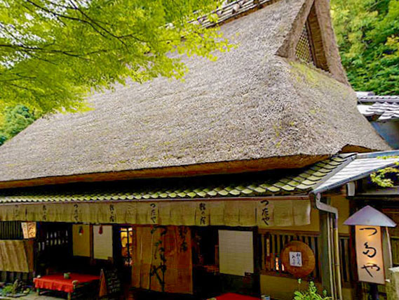 【鳥居本】京の奥座敷・老舗の料亭を食べ歩き、鳥居本の旬をいただく～つたやの筍姿寿司、精進料理泉仙のごま豆腐、平野屋の桜餅など～