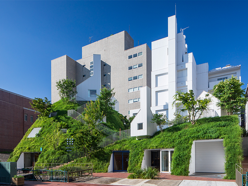 【前橋】著名建築家たちが競演する“建築の街”へ！建築史家と2つの名作特別見学ツアー～藤本壮介“泊まる美術館”白井屋ホテル、絶景アパートメント…世界が注目する街づくり～