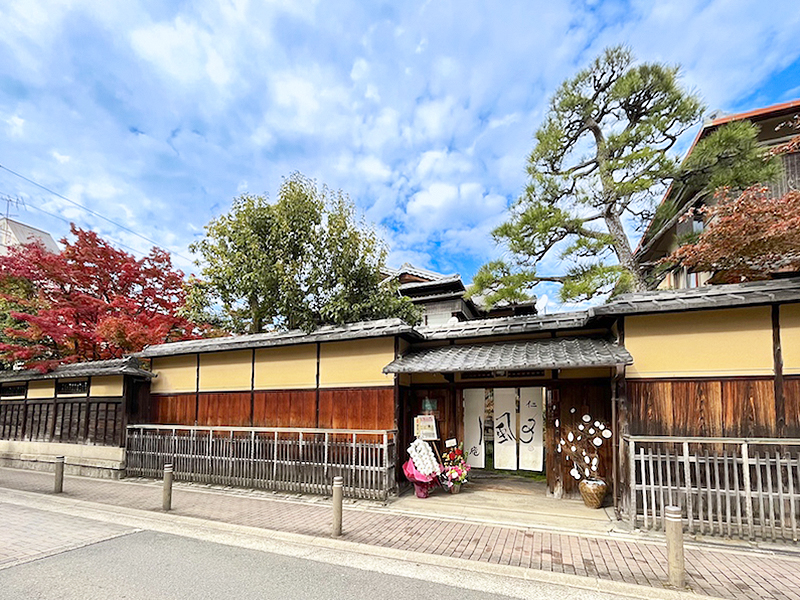 【御所西】おにわさんと紅葉の非公開庭園へ、モダン京町家2棟を特別貸切～旧迎賓館から望む一面の秋景色、アールデコ応接室、苔の露地庭園まで～