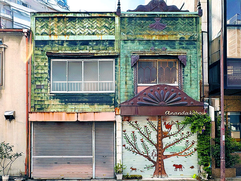 【神田】都心に残るレトロな“看板建築”めぐり！建築家と名作「海老原商店」特別見学～東京発、ハイカラ自由な洋館風町家！古書店街の老舗、東京最古参の酒場建築まで～