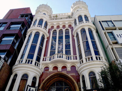 【神保町】古書店街は「シブビル」宝庫！戦後モダンの傑作、パレスサイドビル内部へ～渋く、自由で、カッコイイ！『東京人』元副編集長と、都心の個性派ビルめぐり～