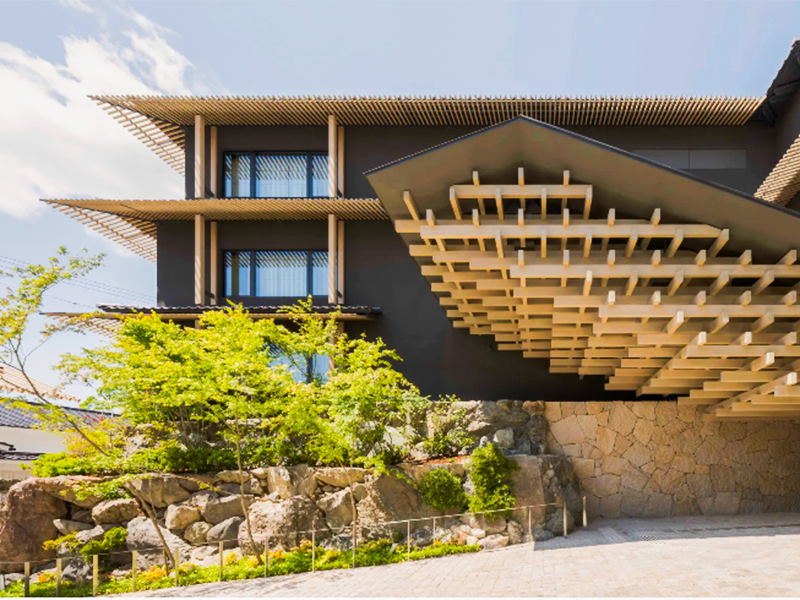 【バンヤンツリー】日本初上陸、世界最高峰スパリゾートへ！館内スペシャルツアー～霊山に佇む世界的建築家が手がけた能舞台＆ホテル、特別コースランチまで～