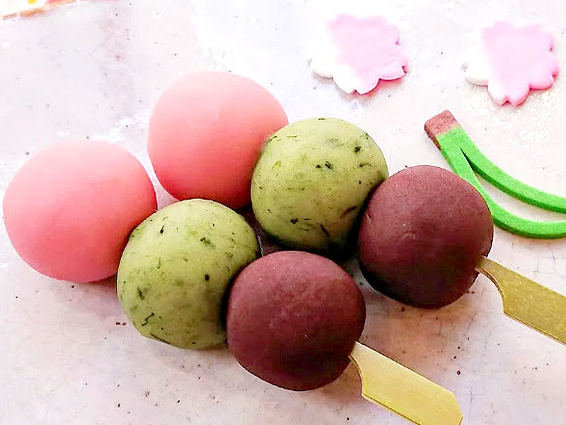 【神楽坂】東京老舗桜づくし！和菓子ソムリエと、春限定スイーツ4軒食べ歩きツアー ～上生菓子の花見団子、絶品桜薯蕷、まるで絵本な春色ドーナツ、イチ推し道明寺まで～