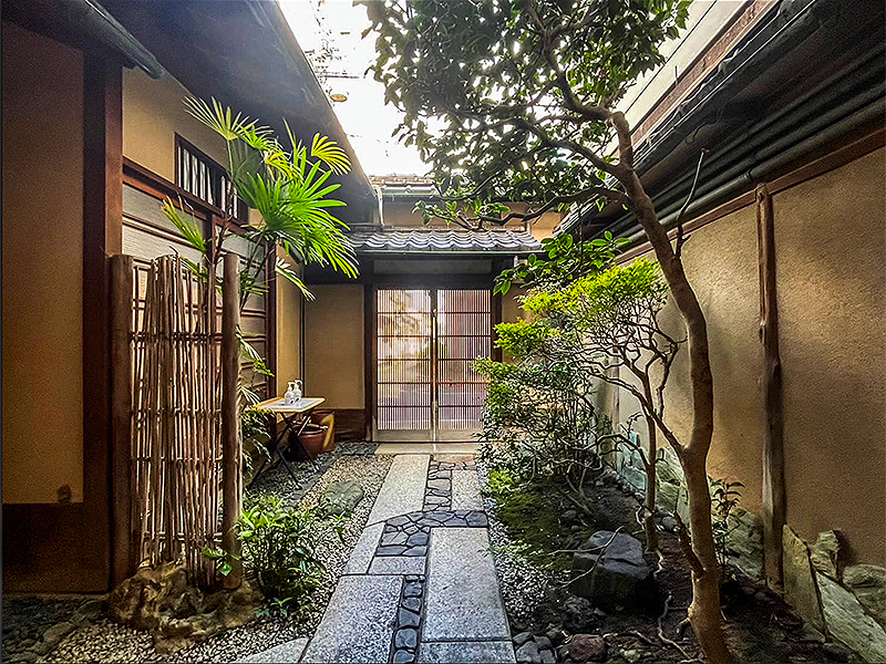 【西陣】古武邸当主と、乱世が生んだ織物の街へ！西陣の商家レクチャー付き～織屋連なる路地・辻子めぐり、室町時代から続く織物司、雨宝院から岩神さんまで～