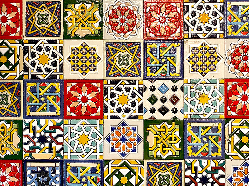 【ペルシャ文化】イラン人店主アリさん大騒ぎ貸切案内＆食べきれない中東料理ショー～日本一“ウザい”店！？民族衣装着て、モザイクランプ尽くし、ベリーダンスの宴～