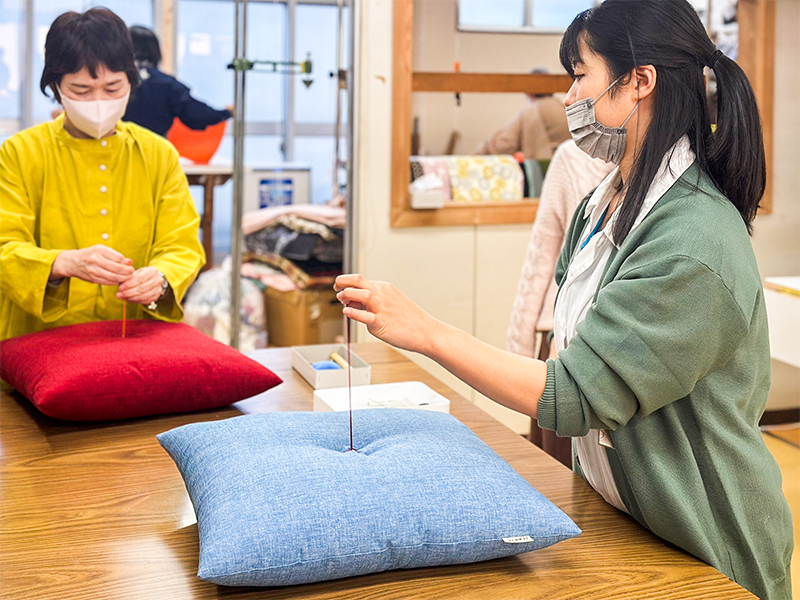 【洛中高岡屋】マイ座布団をつくろう！京座布団の工房へ～ワタ入れ、絎け、綴じ、房付け…座布団職人のレクチャー付き～