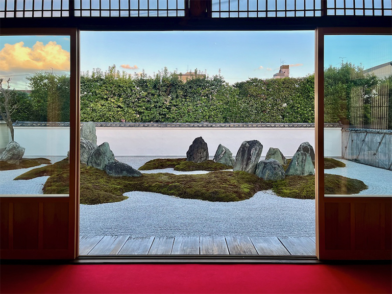 【光清寺】おにわさんと非公開庭園へ、重森三玲2つの名庭＆桜花爛漫の隠れ名刹～皇族建立の禅寺を特別拝観！心字に突き刺さる巨大青石、幕末の枯山水まで～