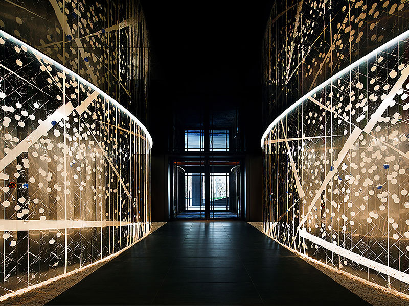 【メズム東京】東京発、世界でひとつだけラグジュアリーホテルへ！館内特別ツアー～全8室だけ驚きの客室を拝見、ヨウジヤマモトの制服、劇場型の美食体験まで～