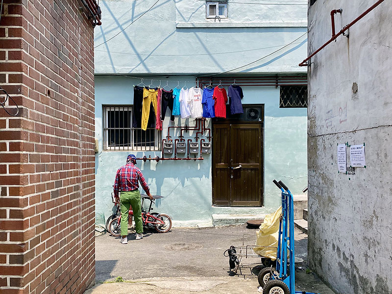 【ソウル】ソウルの達人と「B面韓国」ディープツアー！激シブ市場から対北要塞まで～マンションが実は軍事施設！？レトロ喫茶、幻の朝鮮神宮…迷路のような路地裏へ～