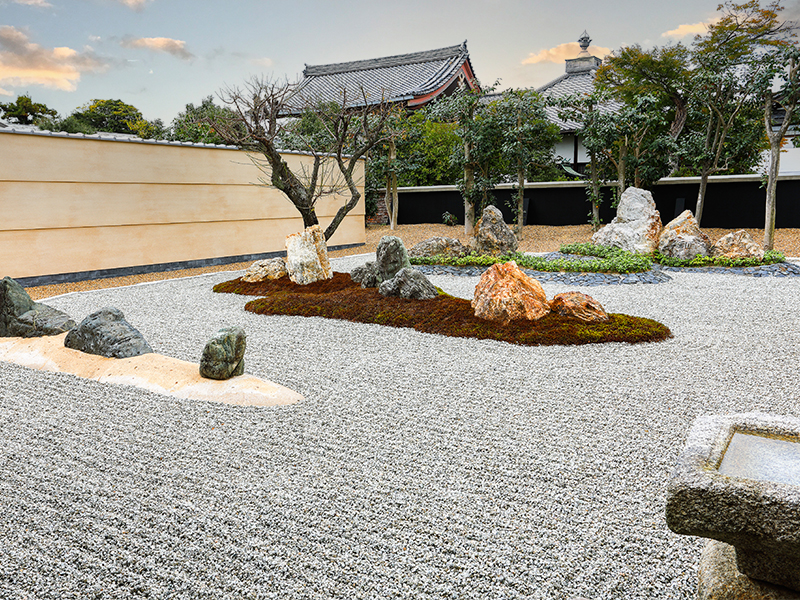 【重森三玲】“永遠のモダン”枯山水めぐり、重森千靑さんと非公開庭園を拝見～雪舟の名庭・芬陀院、千靑さん作庭の一華院、枯山水の砂紋引き実演まで～