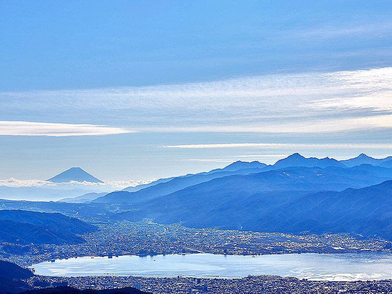 【諏訪大社】御柱そそり立つ神々の聖地へ！森の案内人と諏訪四社詣り貸切バスツアー～日本列島の大断層が交差する！ミシャグジ信仰、諏訪湖の神秘、フジモリ建築まで～