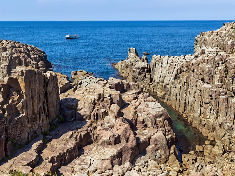 【越前海岸】“海の宝石”カルセドニー！日本列島1500万年の旅、地学博士と貸切バスツアー～若狭メノウ、碧玉、“世界三大奇勝”東尋坊…石がわかれば地球がわかる～