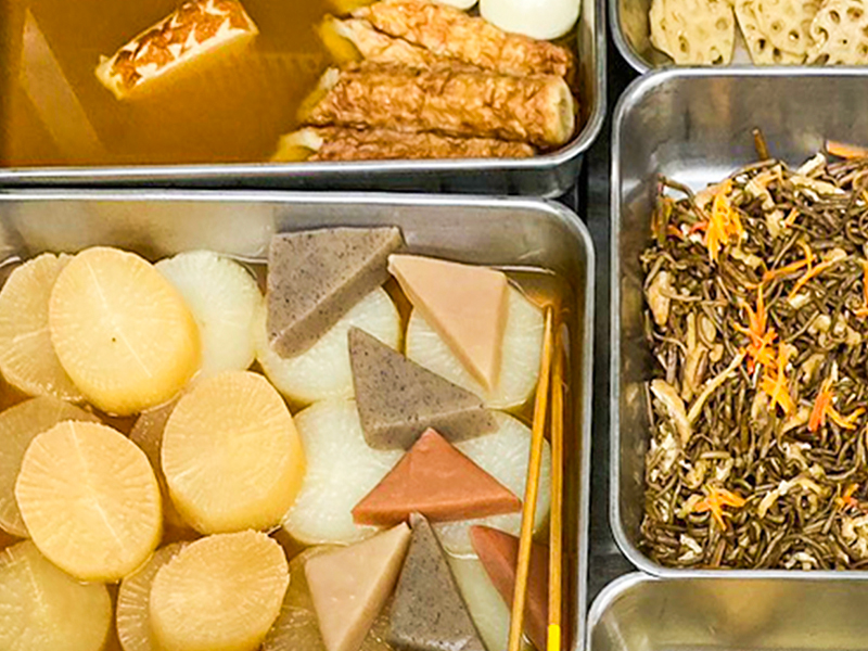 【祇園】美食家僧侶・英月さんと食の煩悩グルメツアー！非公開寺院で極楽カフェタイム〜絶品おばんざい詰合せ✕老舗のおまん✕“京都一”の松露！大行寺特別参拝まで～