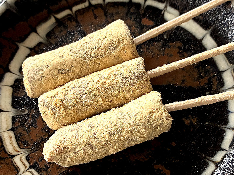 【錦糸町菓子街】老舗きなこ棒工場へ特別潜入！駄菓子屋研究家と、昭和の駄菓子王国へ～“巨大駄菓子問屋”を徹底攻略！できたて試食付き、名物店主の江戸みやげまで～