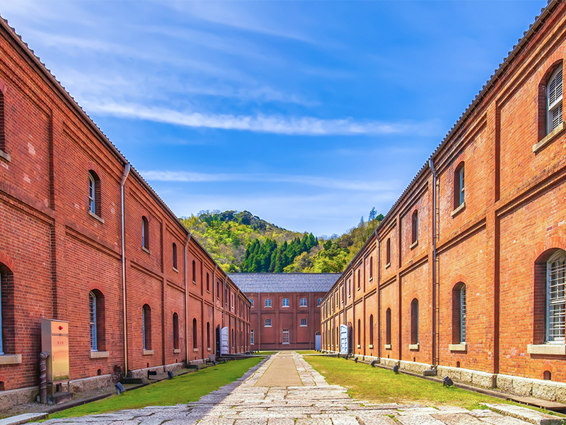 【舞鶴】日本海唯一の軍港都市へ！非公開、旧海軍鎮守府レンガ建築に特別潜入～ド迫力イージス艦、今も残る官舎群、女将さん再現・海軍レシピで昼食を～